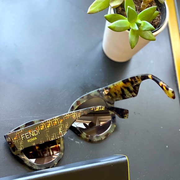 🕶️✨FENDI CAT EYE SUNGLASSES ✨🕶️ - Picture 2 of 5